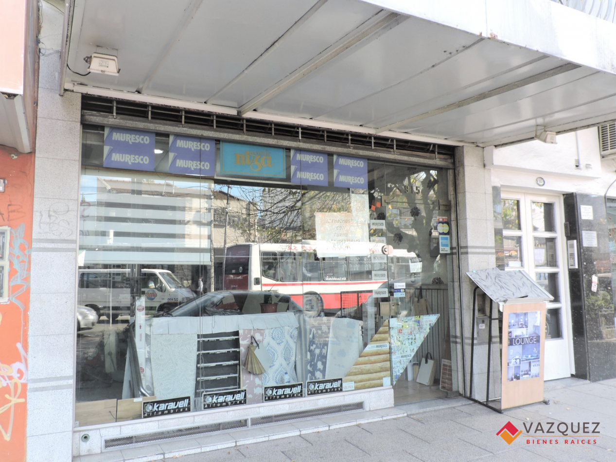 Excelente Local sobre Av de Mayo