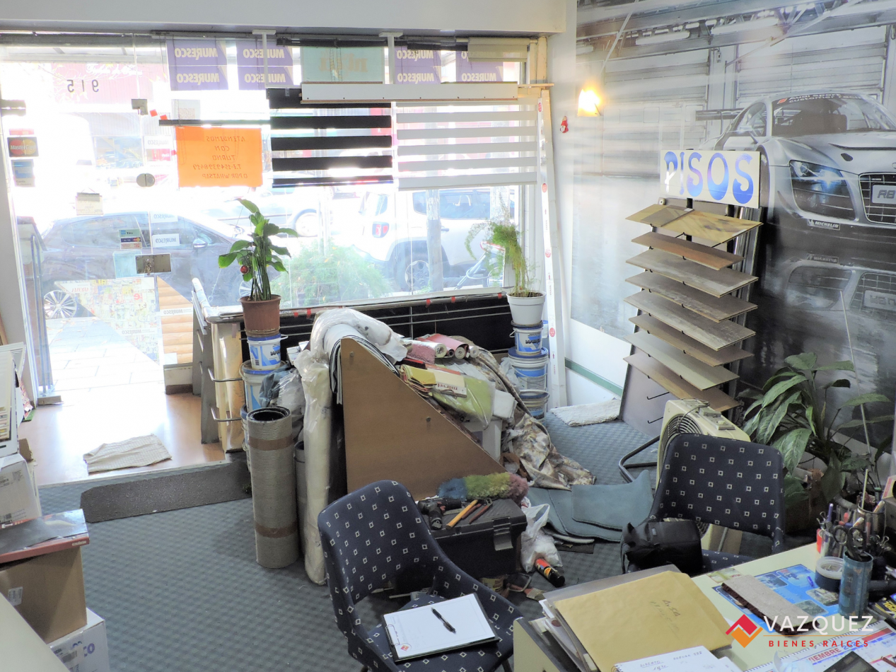 Excelente Local sobre Av de Mayo