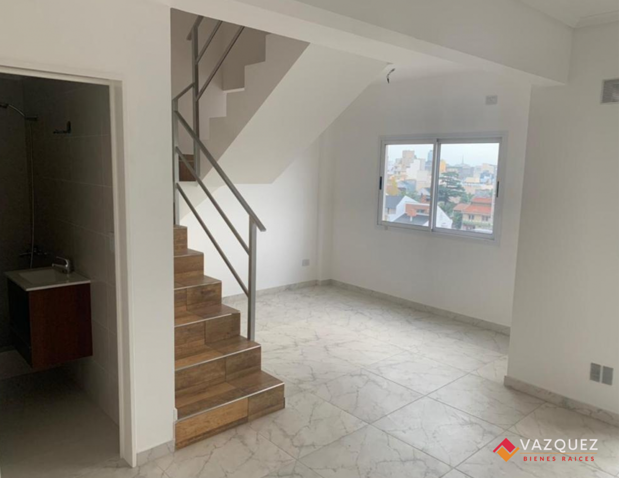 Departamento Tres Ambientes en Duplex con Cochera