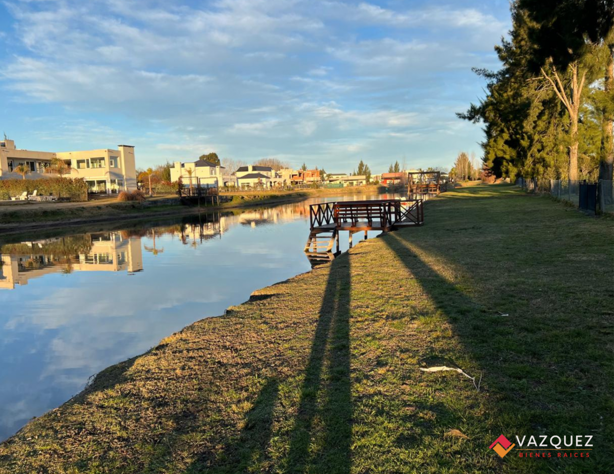 Lote con costa al canal en Principado San Vicente 