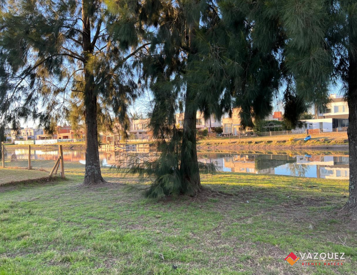 Lote con costa al canal en Principado San Vicente 