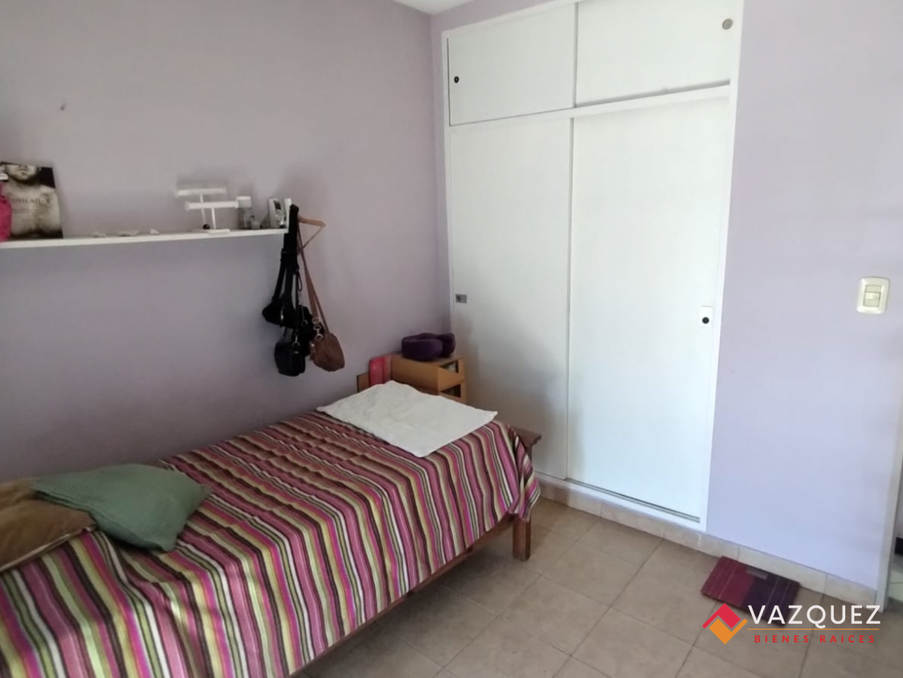 Casa sobre lote propio con parque y quincho con dependencia