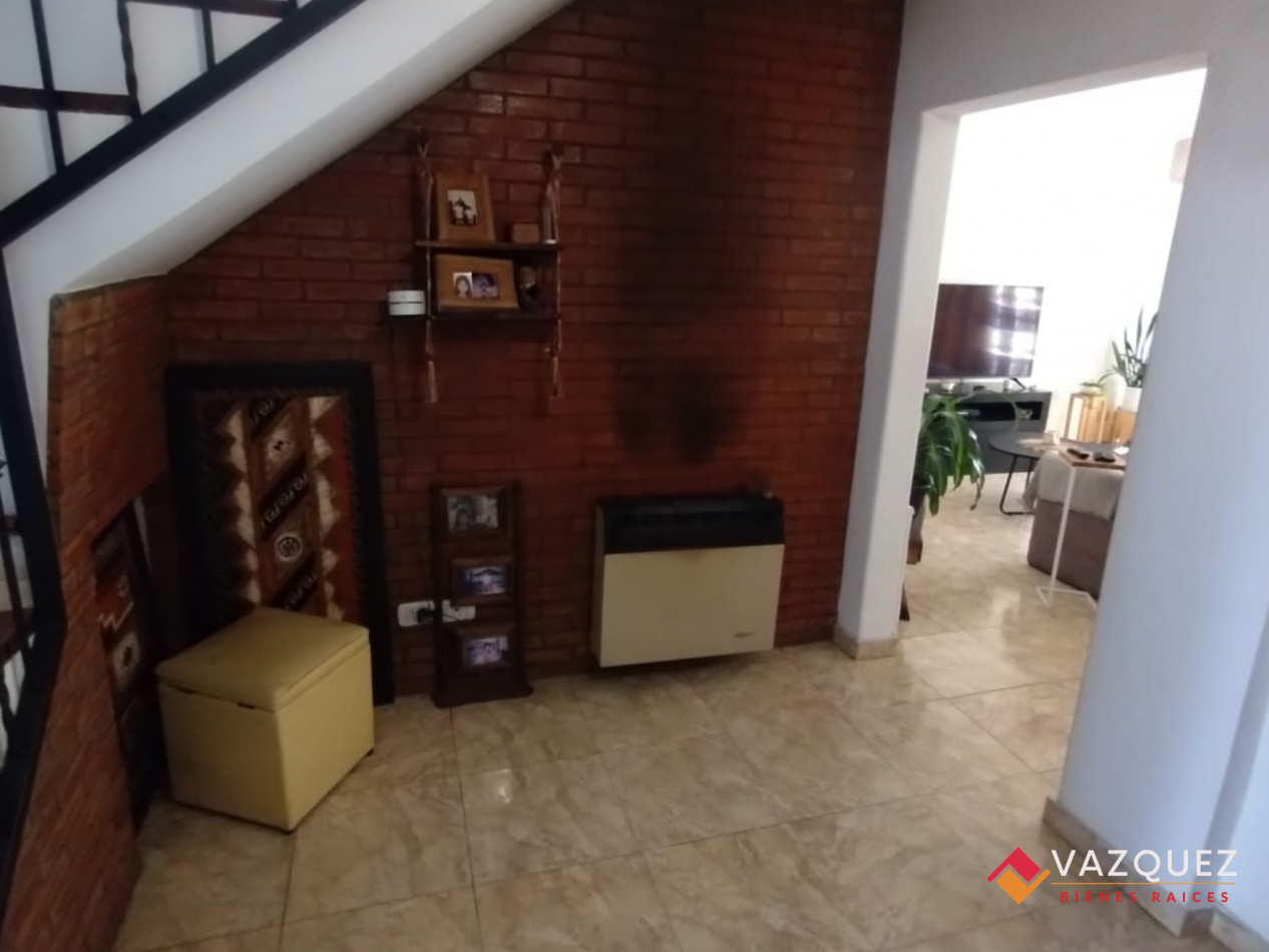 Casa sobre lote propio con parque y quincho con dependencia