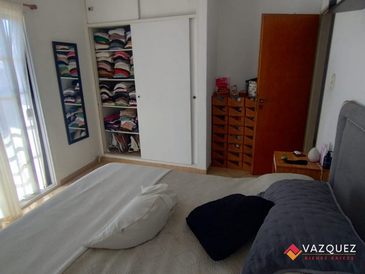 Casa sobre lote propio con parque y quincho con dependencia