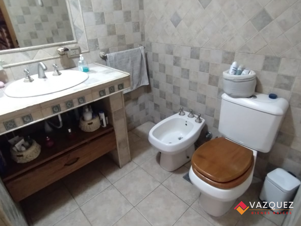 Casa sobre lote propio con parque y quincho con dependencia