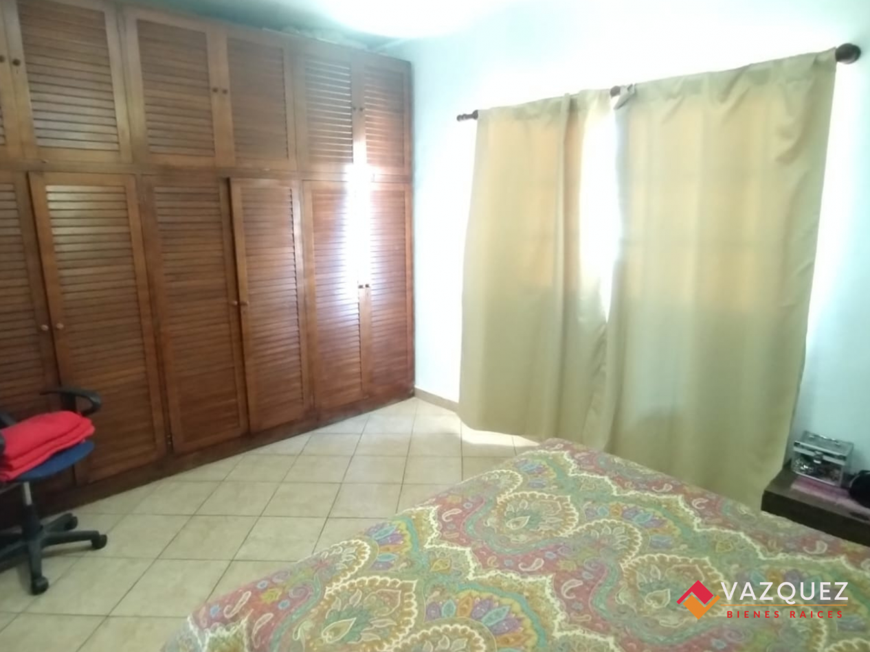 Casa sobre lote propio con parque y quincho con dependencia