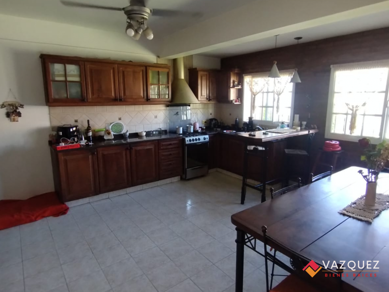 Casa sobre lote propio con parque y quincho con dependencia