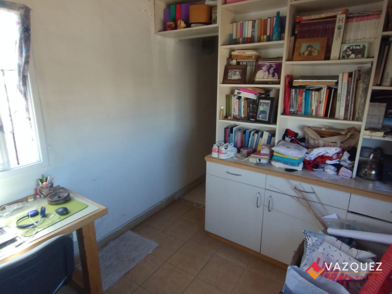 Casa sobre lote propio con parque y quincho con dependencia