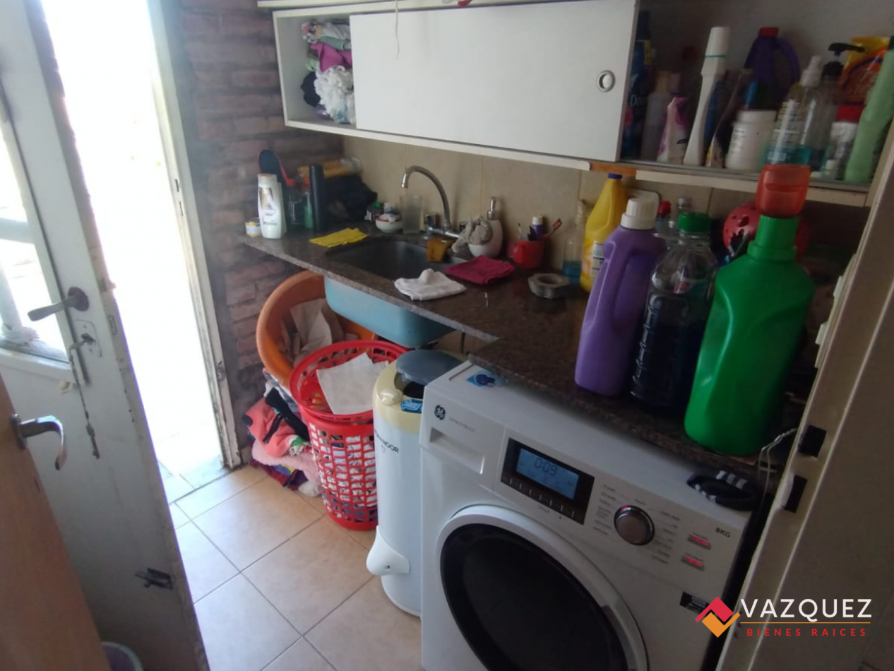 Casa sobre lote propio con parque y quincho con dependencia