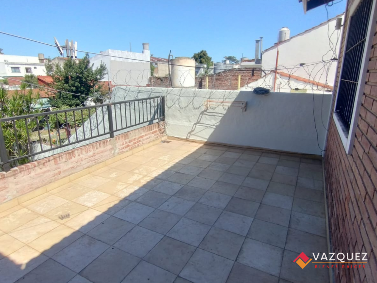 Casa sobre lote propio con parque y quincho con dependencia