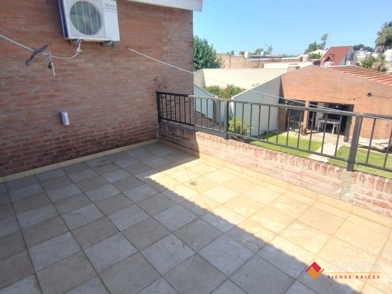 Casa sobre lote propio con parque y quincho con dependencia