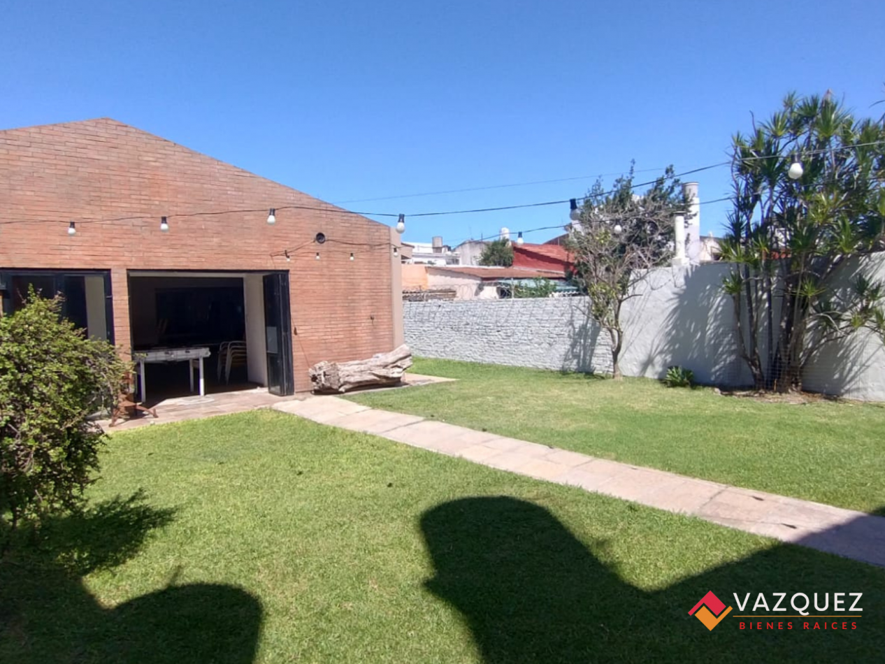 Casa sobre lote propio con parque y quincho con dependencia
