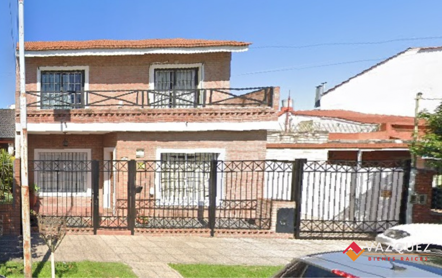 Casa sobre lote propio con parque y quincho con dependencia