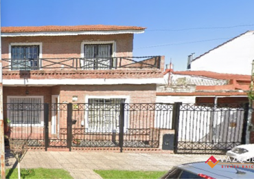 Casa sobre lote propio con parque y quincho con dependencia